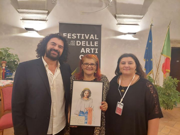 I curatori con la scrittrice Ambra Frezza e l'oper di Giovanna Marpicati "Marta"