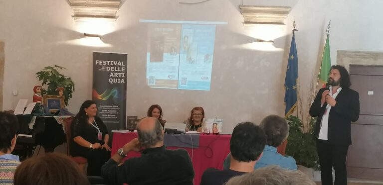 Le scrittrici Ambra Frezza ed Elvira Nistoro per Quia Edizioni durante la presentazione dei loro libri
